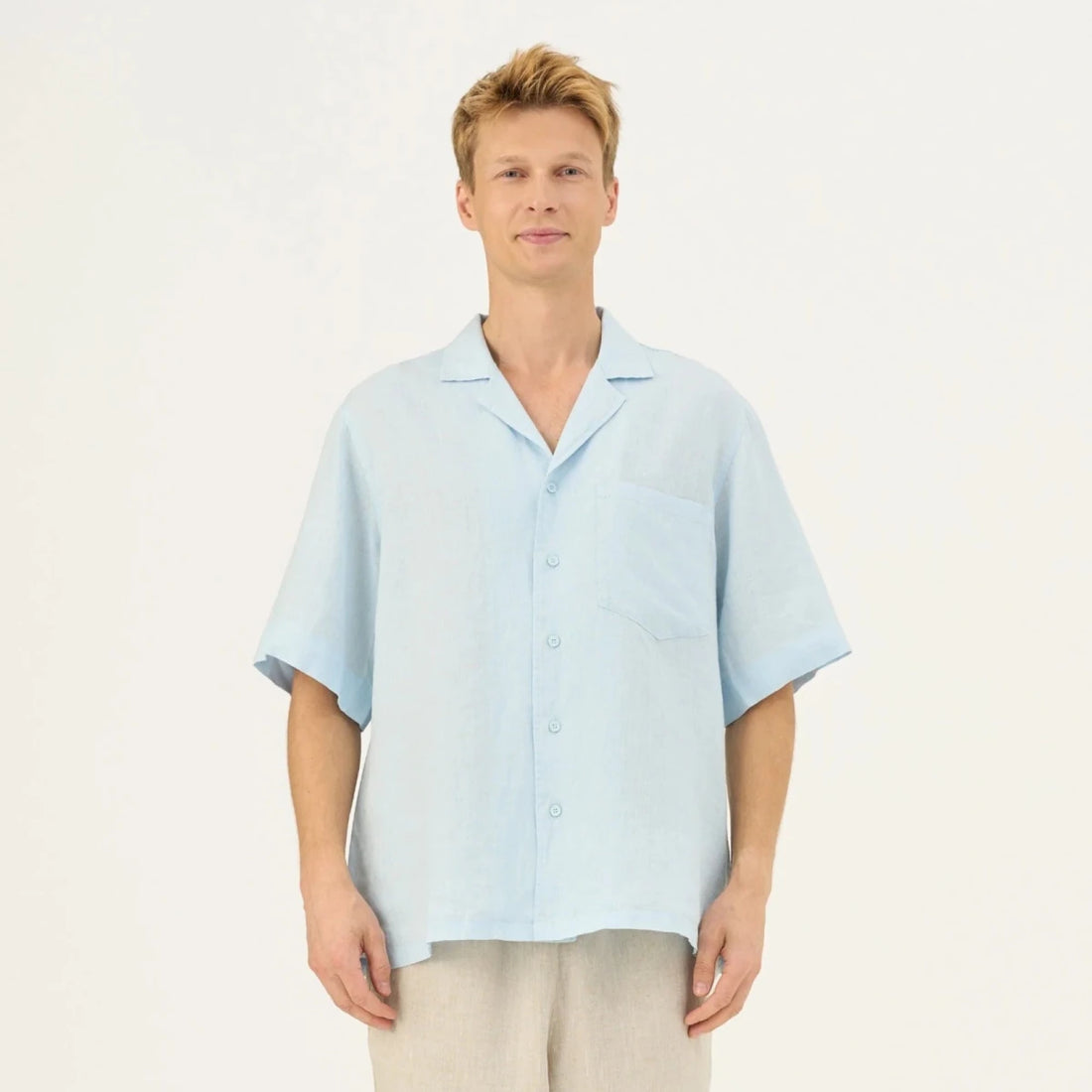 Libertas Shirt in Baby Blau – Moderne Leichtigkeit aus Leinen - The Baltic Shop