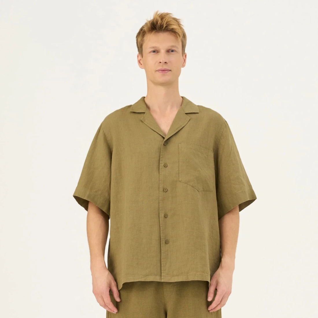 Libertas Shirt in Khaki– Moderne Leichtigkeit aus Leinen - The Baltic Shop