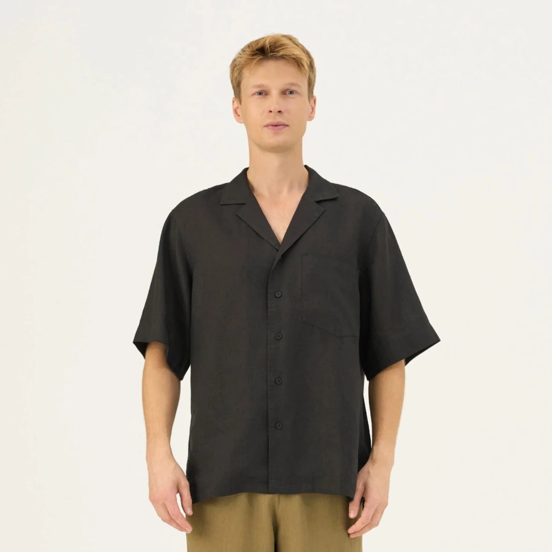 Libertas Shirt in Schwarz– Moderne Leichtigkeit aus Leinen - The Baltic Shop