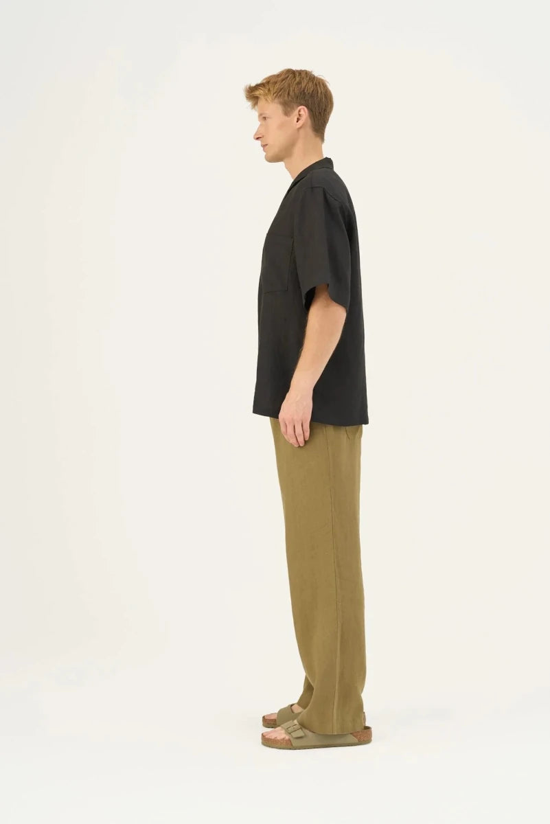 Libertas Shirt in Schwarz– Moderne Leichtigkeit aus Leinen - The Baltic Shop