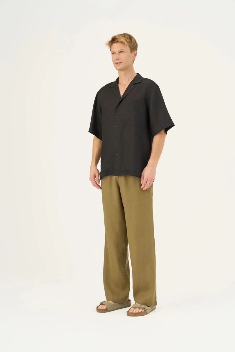 Libertas Shirt in Schwarz– Moderne Leichtigkeit aus Leinen - The Baltic Shop
