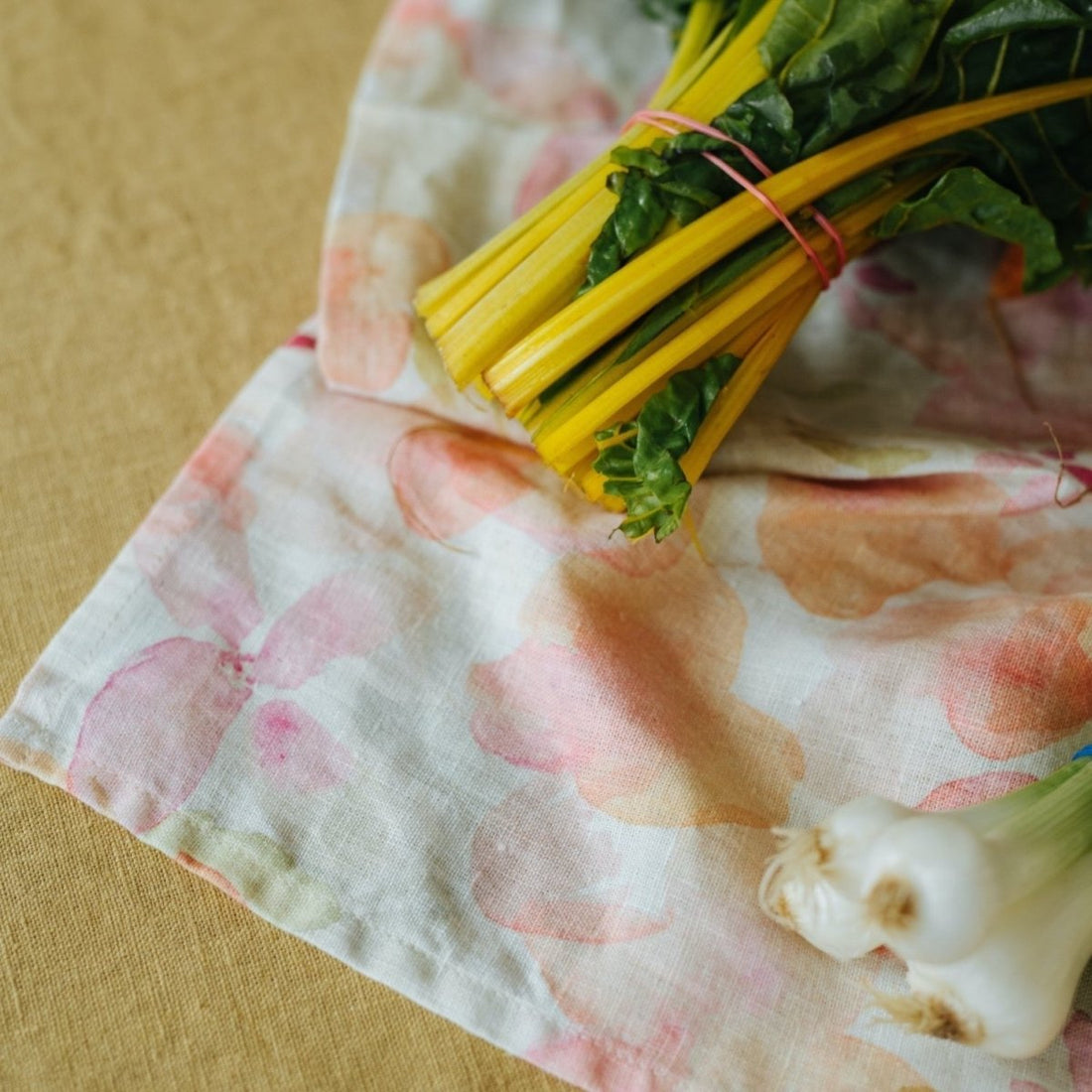 Linen Tales Geschirrtuch aus Leinen mit Blumenmuster - The Baltic Shop