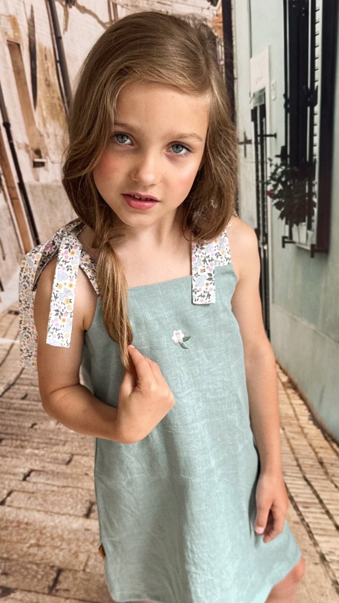 Mädchen A - Linien Leinenkleid mit Stickerei - The Baltic Shop