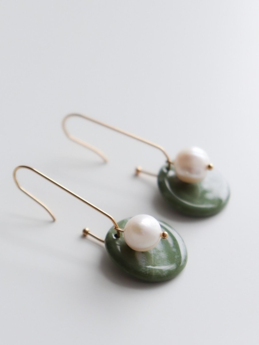 Marée Kollektion: Porzellan - Ohrringe mit Edelstahl - Ohrringen und Süßwasserperlen - The Baltic Shop