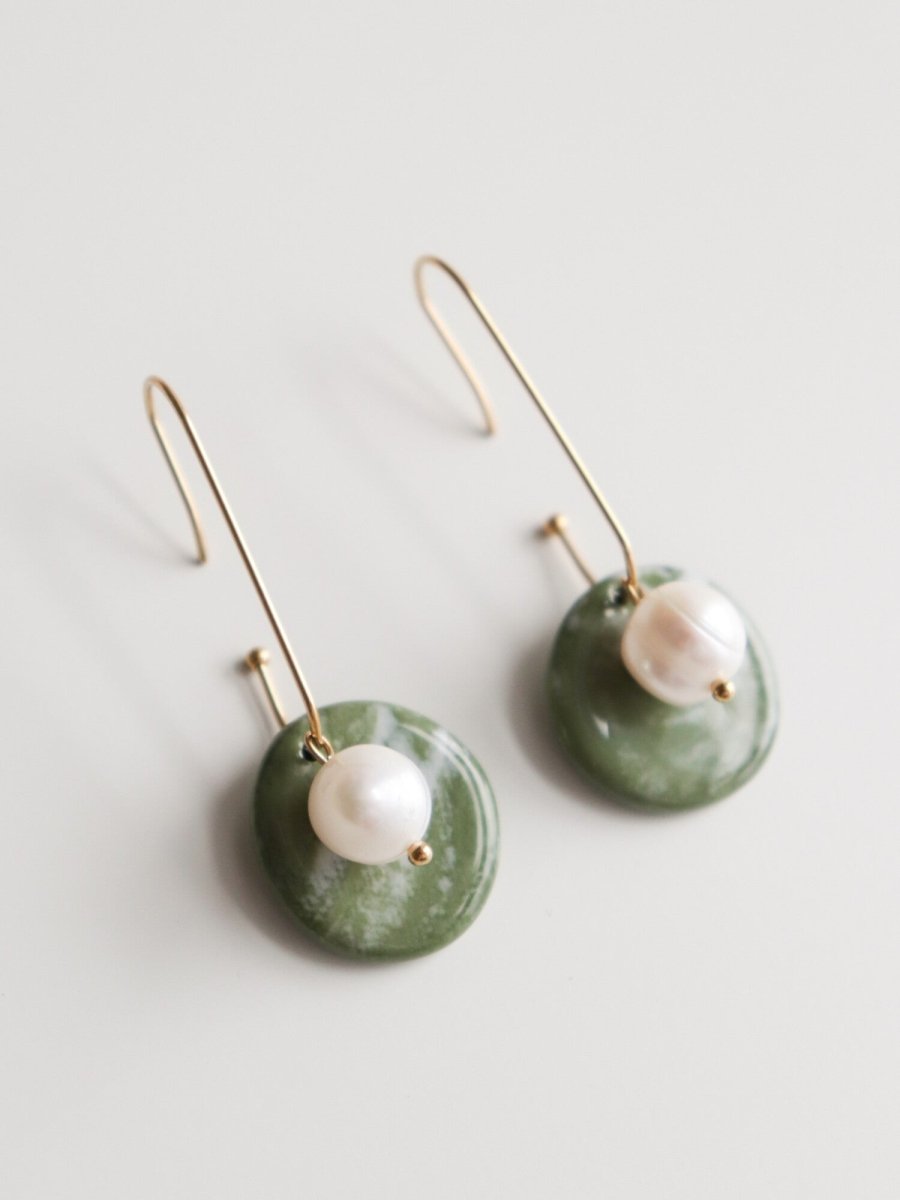 Marée Kollektion: Porzellan - Ohrringe mit Edelstahl - Ohrringen und Süßwasserperlen - The Baltic Shop