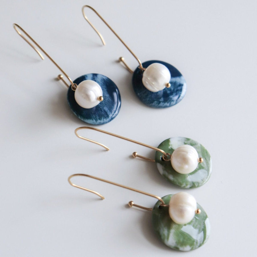 Marée Kollektion: Porzellan - Ohrringe mit Edelstahl - Ohrringen und Süßwasserperlen - The Baltic Shop