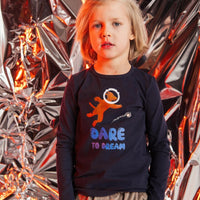 Oberteil in Marineblau mit Aufdruck „Dare To Dream“ - The Baltic Shop