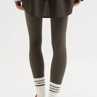 Olivgrüne Leggings – figurbetont & bequem - The Baltic Shop