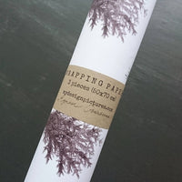 Set mit 3 Stück weißem Geschenkpapier - Fichtenzweigen. - The Baltic Shop