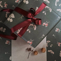 Set von 3 Stück dunkelgrünes Geschenkpapier mit Blumenmuster - The Baltic Shop