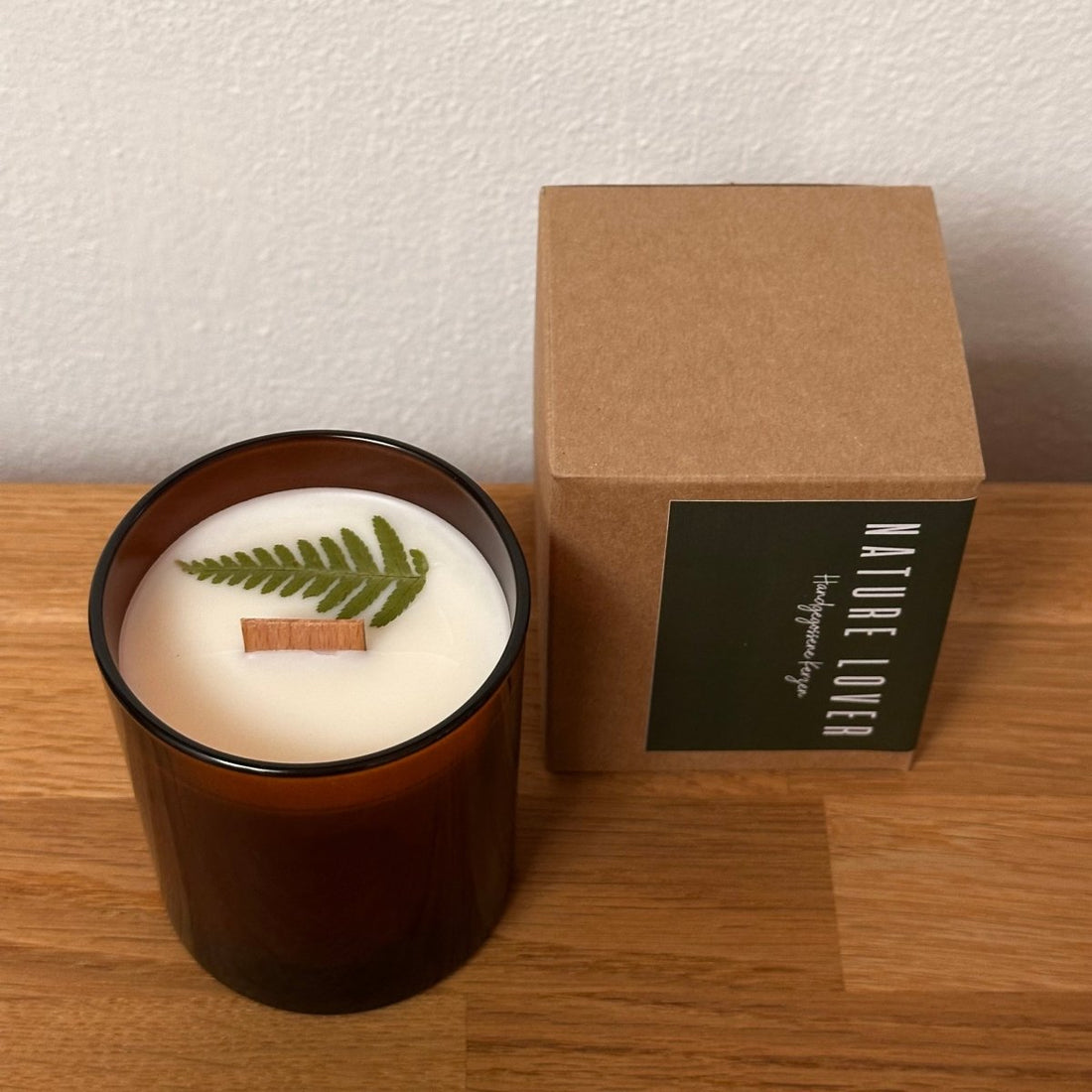 Sojawachskerze im Glas mit Zitronengrasduft und Holzdocht - The Baltic Shop