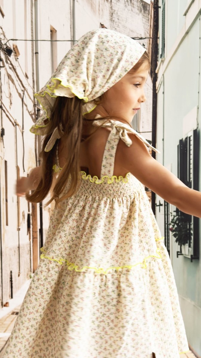 Sommerkleid mit Blumenmuster und Schleifenträgern - The Baltic Shop