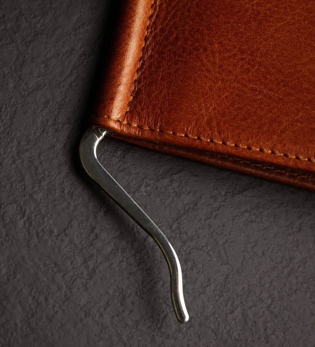 The Outsider – Geldklammer-Portemonnaie aus Vachetta-Leder - The Baltic Shop