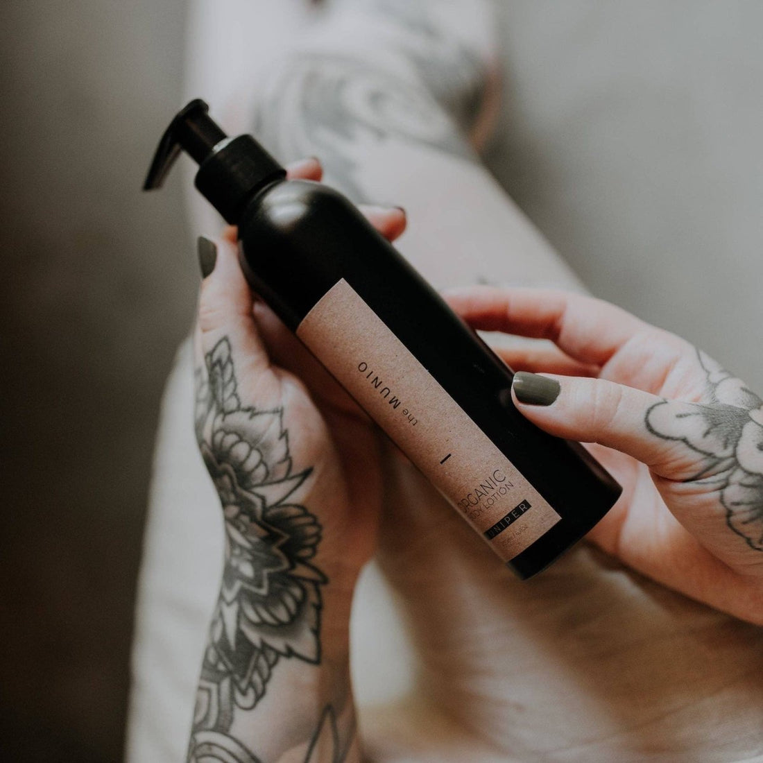 WACHOLDER BIO - HANDLOTION IN SCHWARZER FLASCHE 200ML - The Baltic Shop