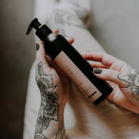 WACHOLDER BIO - HANDLOTION IN SCHWARZER FLASCHE 200ML - The Baltic Shop