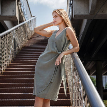 Wickelkleid aus Leinen mit seitlichem Bund - The Baltic Shop