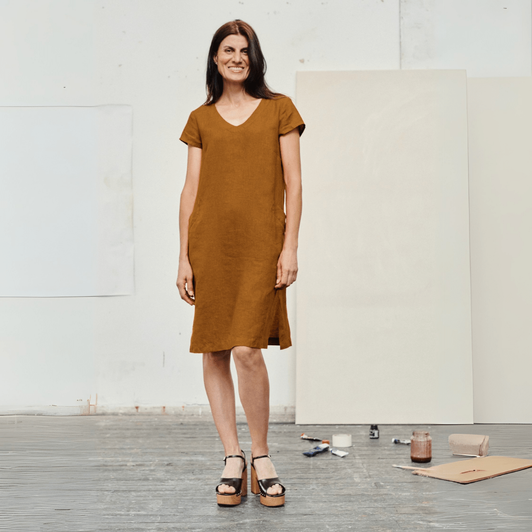 Zeitloses Kleid aus Leinen in Bronze - The Baltic Shop
