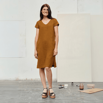 Zeitloses Kleid aus Leinen in Bronze - The Baltic Shop