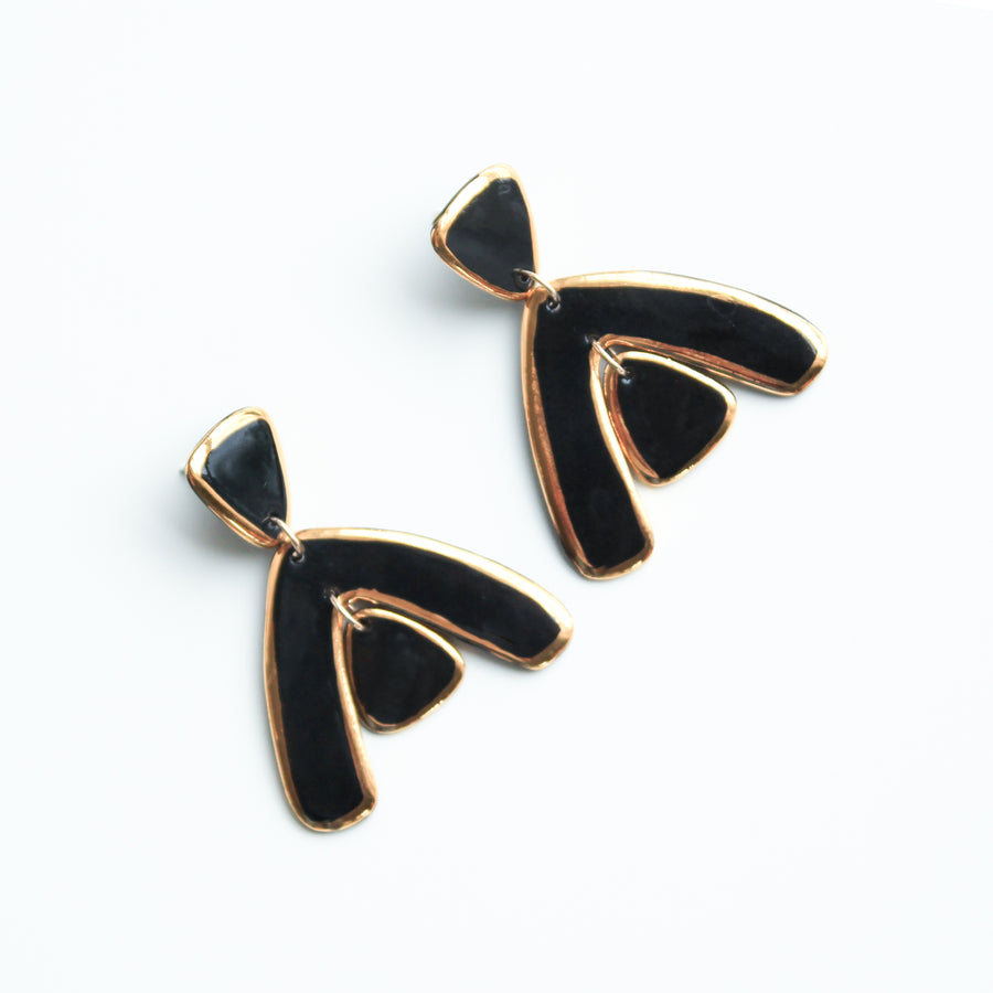 Wunderschöne Ohrringe aus Porzellan, handbemalt mit Gold. Die Ohrringe sind mit Sterling-Silbersteckern vervollständigt. Die Statement-Ohrringe sind überraschend leicht. Die Ohrringen sind von modernistischen und abstrakten Künstler des 20. Jahrhunderts, katalanischen Bildhauer Xavier Corberó inspiriert.