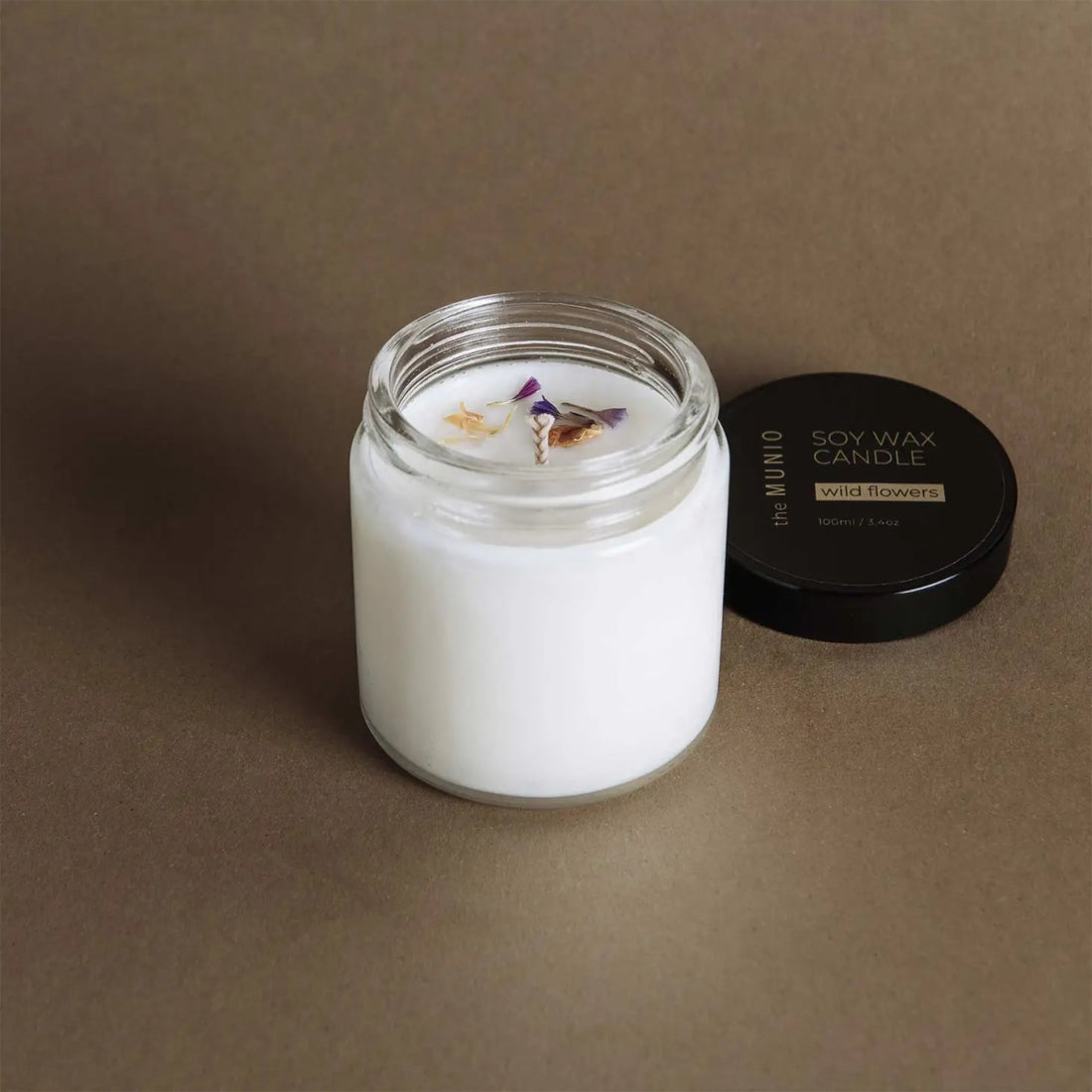 Minikerze mit Wildblumen in einem Glasvotiv - The Baltic Shop