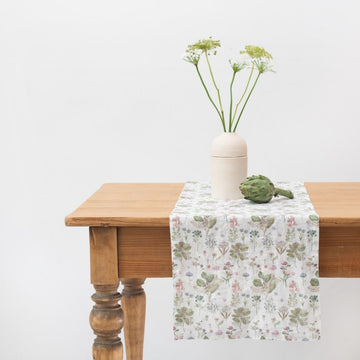 Weißer Tischläufer aus Botanik-Leinen - The Baltic Shop
